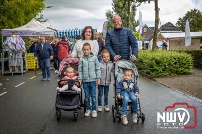 Zon, regen en hagel wisselden elkaar af tijdens de Schapenmarkt in Oldebroek, maar over het aantal bezoekers viel niets te klagen. - © NWVFoto.nl