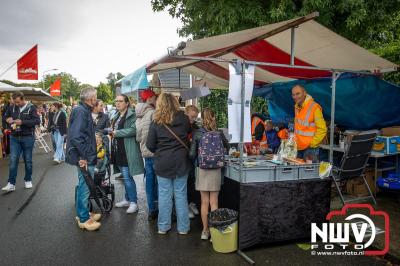 Zon, regen en hagel wisselden elkaar af tijdens de Schapenmarkt in Oldebroek, maar over het aantal bezoekers viel niets te klagen. - © NWVFoto.nl