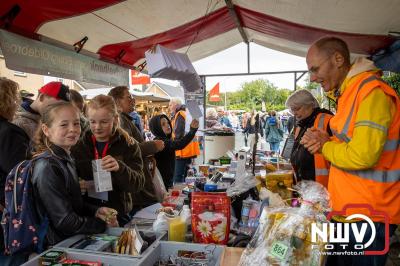 Zon, regen en hagel wisselden elkaar af tijdens de Schapenmarkt in Oldebroek, maar over het aantal bezoekers viel niets te klagen. - © NWVFoto.nl