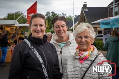 Zon, regen en hagel wisselden elkaar af tijdens de Schapenmarkt in Oldebroek, maar over het aantal bezoekers viel niets te klagen. - © NWVFoto.nl