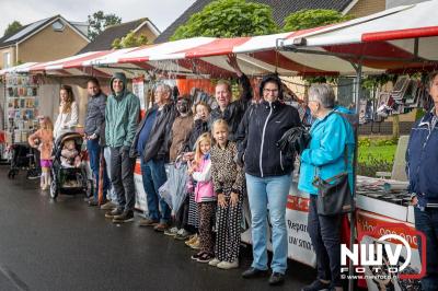 Zon, regen en hagel wisselden elkaar af tijdens de Schapenmarkt in Oldebroek, maar over het aantal bezoekers viel niets te klagen. - © NWVFoto.nl