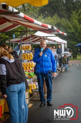 Zon, regen en hagel wisselden elkaar af tijdens de Schapenmarkt in Oldebroek, maar over het aantal bezoekers viel niets te klagen. - © NWVFoto.nl