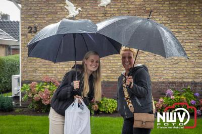 Zon, regen en hagel wisselden elkaar af tijdens de Schapenmarkt in Oldebroek, maar over het aantal bezoekers viel niets te klagen. - © NWVFoto.nl