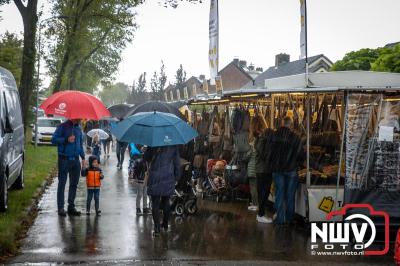 Zon, regen en hagel wisselden elkaar af tijdens de Schapenmarkt in Oldebroek, maar over het aantal bezoekers viel niets te klagen. - © NWVFoto.nl