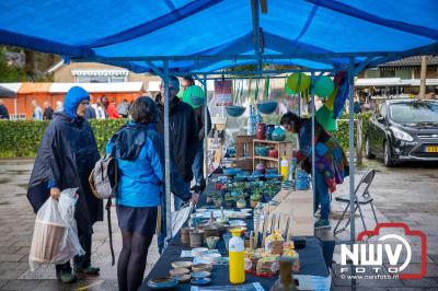 Zon, regen en hagel wisselden elkaar af tijdens de Schapenmarkt in Oldebroek, maar over het aantal bezoekers viel niets te klagen. - © NWVFoto.nl