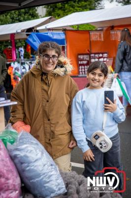 Zon, regen en hagel wisselden elkaar af tijdens de Schapenmarkt in Oldebroek, maar over het aantal bezoekers viel niets te klagen. - © NWVFoto.nl