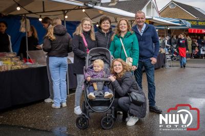 Zon, regen en hagel wisselden elkaar af tijdens de Schapenmarkt in Oldebroek, maar over het aantal bezoekers viel niets te klagen. - © NWVFoto.nl