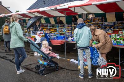 Zon, regen en hagel wisselden elkaar af tijdens de Schapenmarkt in Oldebroek, maar over het aantal bezoekers viel niets te klagen. - © NWVFoto.nl