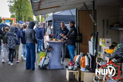 Zon, regen en hagel wisselden elkaar af tijdens de Schapenmarkt in Oldebroek, maar over het aantal bezoekers viel niets te klagen. - © NWVFoto.nl