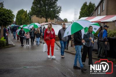 Zon, regen en hagel wisselden elkaar af tijdens de Schapenmarkt in Oldebroek, maar over het aantal bezoekers viel niets te klagen. - © NWVFoto.nl