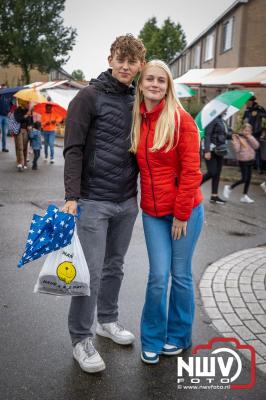 Zon, regen en hagel wisselden elkaar af tijdens de Schapenmarkt in Oldebroek, maar over het aantal bezoekers viel niets te klagen. - © NWVFoto.nl