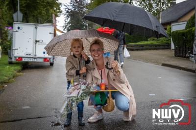 Zon, regen en hagel wisselden elkaar af tijdens de Schapenmarkt in Oldebroek, maar over het aantal bezoekers viel niets te klagen. - © NWVFoto.nl