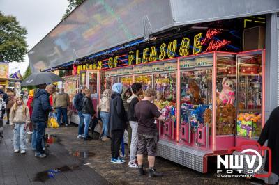 Zon, regen en hagel wisselden elkaar af tijdens de Schapenmarkt in Oldebroek, maar over het aantal bezoekers viel niets te klagen. - © NWVFoto.nl