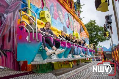 Zon, regen en hagel wisselden elkaar af tijdens de Schapenmarkt in Oldebroek, maar over het aantal bezoekers viel niets te klagen. - © NWVFoto.nl