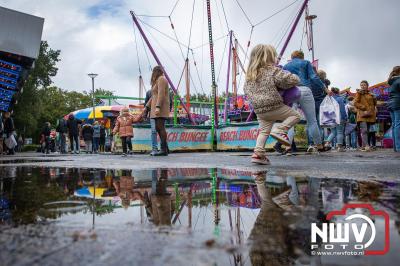 Zon, regen en hagel wisselden elkaar af tijdens de Schapenmarkt in Oldebroek, maar over het aantal bezoekers viel niets te klagen. - © NWVFoto.nl