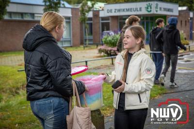 Zon, regen en hagel wisselden elkaar af tijdens de Schapenmarkt in Oldebroek, maar over het aantal bezoekers viel niets te klagen. - © NWVFoto.nl