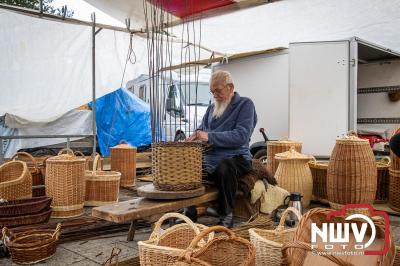 Zon, regen en hagel wisselden elkaar af tijdens de Schapenmarkt in Oldebroek, maar over het aantal bezoekers viel niets te klagen. - © NWVFoto.nl