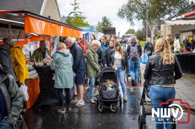 Zon, regen en hagel wisselden elkaar af tijdens de Schapenmarkt in Oldebroek, maar over het aantal bezoekers viel niets te klagen. - © NWVFoto.nl