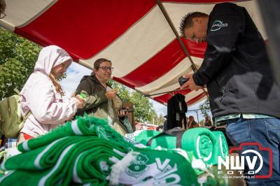 Zon, regen en hagel wisselden elkaar af tijdens de Schapenmarkt in Oldebroek, maar over het aantal bezoekers viel niets te klagen. - © NWVFoto.nl