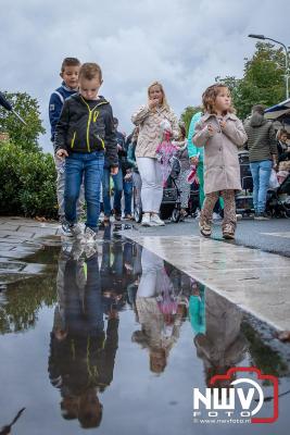 Zon, regen en hagel wisselden elkaar af tijdens de Schapenmarkt in Oldebroek, maar over het aantal bezoekers viel niets te klagen. - © NWVFoto.nl