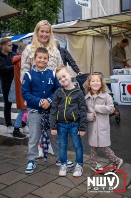 Zon, regen en hagel wisselden elkaar af tijdens de Schapenmarkt in Oldebroek, maar over het aantal bezoekers viel niets te klagen. - © NWVFoto.nl