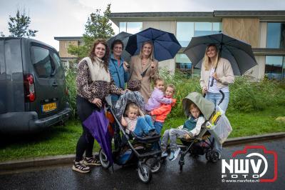 Zon, regen en hagel wisselden elkaar af tijdens de Schapenmarkt in Oldebroek, maar over het aantal bezoekers viel niets te klagen. - © NWVFoto.nl