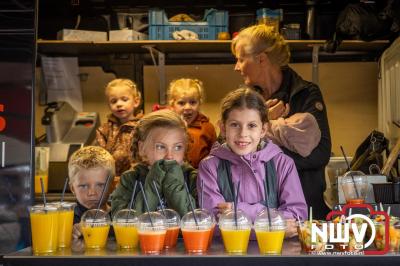 Zon, regen en hagel wisselden elkaar af tijdens de Schapenmarkt in Oldebroek, maar over het aantal bezoekers viel niets te klagen. - © NWVFoto.nl