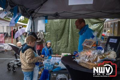 Zon, regen en hagel wisselden elkaar af tijdens de Schapenmarkt in Oldebroek, maar over het aantal bezoekers viel niets te klagen. - © NWVFoto.nl