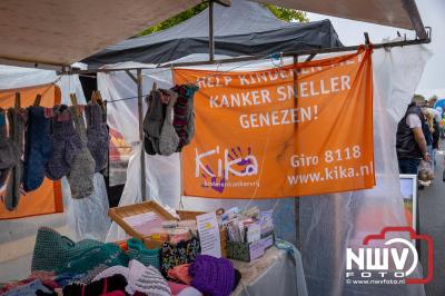 Zon, regen en hagel wisselden elkaar af tijdens de Schapenmarkt in Oldebroek, maar over het aantal bezoekers viel niets te klagen. - © NWVFoto.nl