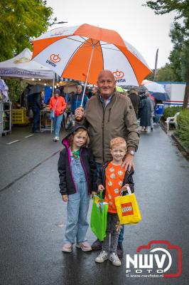 Zon, regen en hagel wisselden elkaar af tijdens de Schapenmarkt in Oldebroek, maar over het aantal bezoekers viel niets te klagen. - © NWVFoto.nl