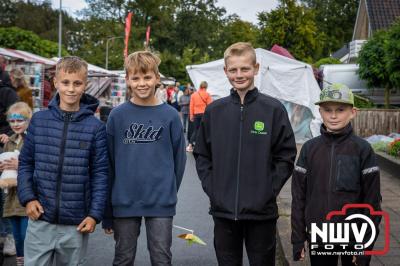 Zon, regen en hagel wisselden elkaar af tijdens de Schapenmarkt in Oldebroek, maar over het aantal bezoekers viel niets te klagen. - © NWVFoto.nl