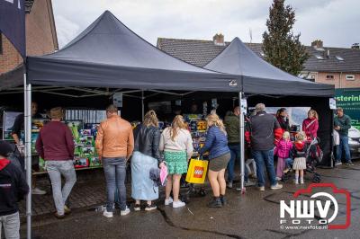 Zon, regen en hagel wisselden elkaar af tijdens de Schapenmarkt in Oldebroek, maar over het aantal bezoekers viel niets te klagen. - © NWVFoto.nl