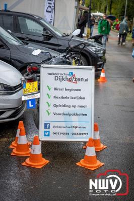 Zon, regen en hagel wisselden elkaar af tijdens de Schapenmarkt in Oldebroek, maar over het aantal bezoekers viel niets te klagen. - © NWVFoto.nl