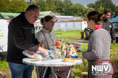 Zon, regen en hagel wisselden elkaar af tijdens de Schapenmarkt in Oldebroek, maar over het aantal bezoekers viel niets te klagen. - © NWVFoto.nl