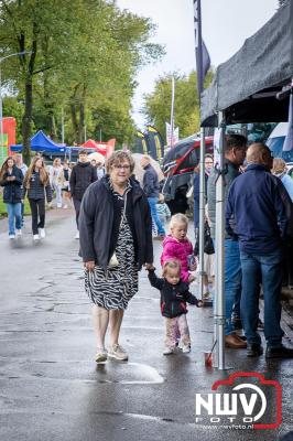 Zon, regen en hagel wisselden elkaar af tijdens de Schapenmarkt in Oldebroek, maar over het aantal bezoekers viel niets te klagen. - © NWVFoto.nl