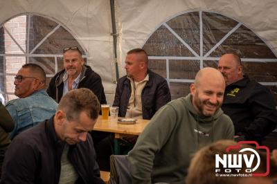 Zon, regen en hagel wisselden elkaar af tijdens de Schapenmarkt in Oldebroek, maar over het aantal bezoekers viel niets te klagen. - © NWVFoto.nl