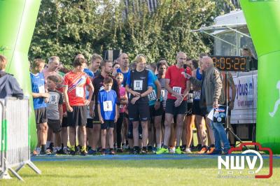 Deelnemers genieten van de eerste Landgoed Morren Run in Oosterwolde. - © NWVFoto.nl