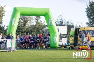 Deelnemers genieten van de eerste Landgoed Morren Run in Oosterwolde. - © NWVFoto.nl