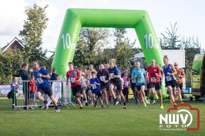 Deelnemers genieten van de eerste Landgoed Morren Run in Oosterwolde. - © NWVFoto.nl