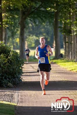 Deelnemers genieten van de eerste Landgoed Morren Run in Oosterwolde. - © NWVFoto.nl