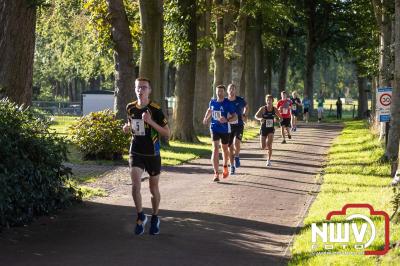 Deelnemers genieten van de eerste Landgoed Morren Run in Oosterwolde. - © NWVFoto.nl