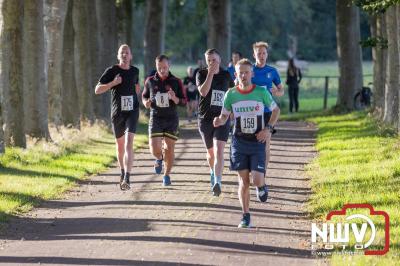 Deelnemers genieten van de eerste Landgoed Morren Run in Oosterwolde. - © NWVFoto.nl