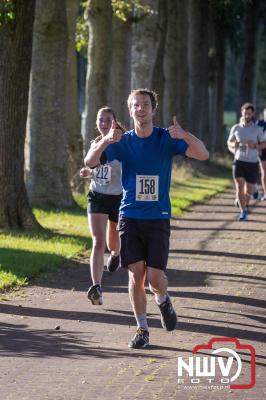 Deelnemers genieten van de eerste Landgoed Morren Run in Oosterwolde. - © NWVFoto.nl