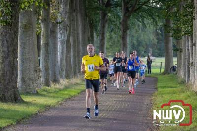 Deelnemers genieten van de eerste Landgoed Morren Run in Oosterwolde. - © NWVFoto.nl