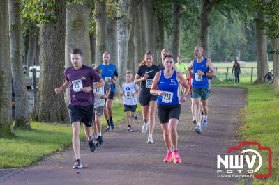 Deelnemers genieten van de eerste Landgoed Morren Run in Oosterwolde. - © NWVFoto.nl