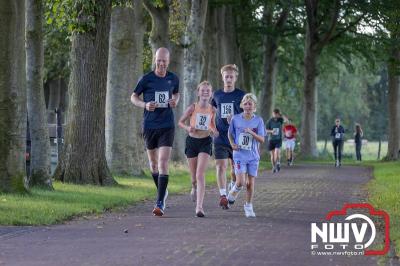 Deelnemers genieten van de eerste Landgoed Morren Run in Oosterwolde. - © NWVFoto.nl