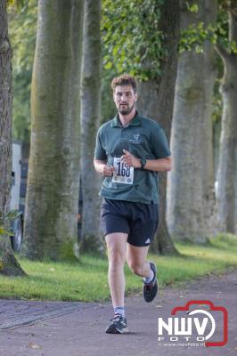 Deelnemers genieten van de eerste Landgoed Morren Run in Oosterwolde. - © NWVFoto.nl