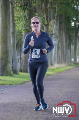 Deelnemers genieten van de eerste Landgoed Morren Run in Oosterwolde. - © NWVFoto.nl