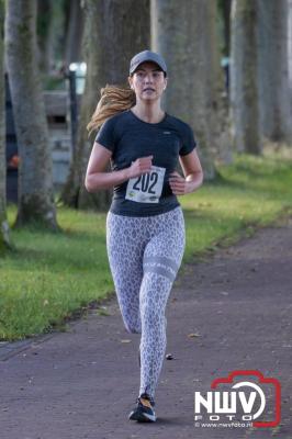 Deelnemers genieten van de eerste Landgoed Morren Run in Oosterwolde. - © NWVFoto.nl