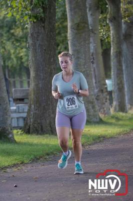 Deelnemers genieten van de eerste Landgoed Morren Run in Oosterwolde. - © NWVFoto.nl